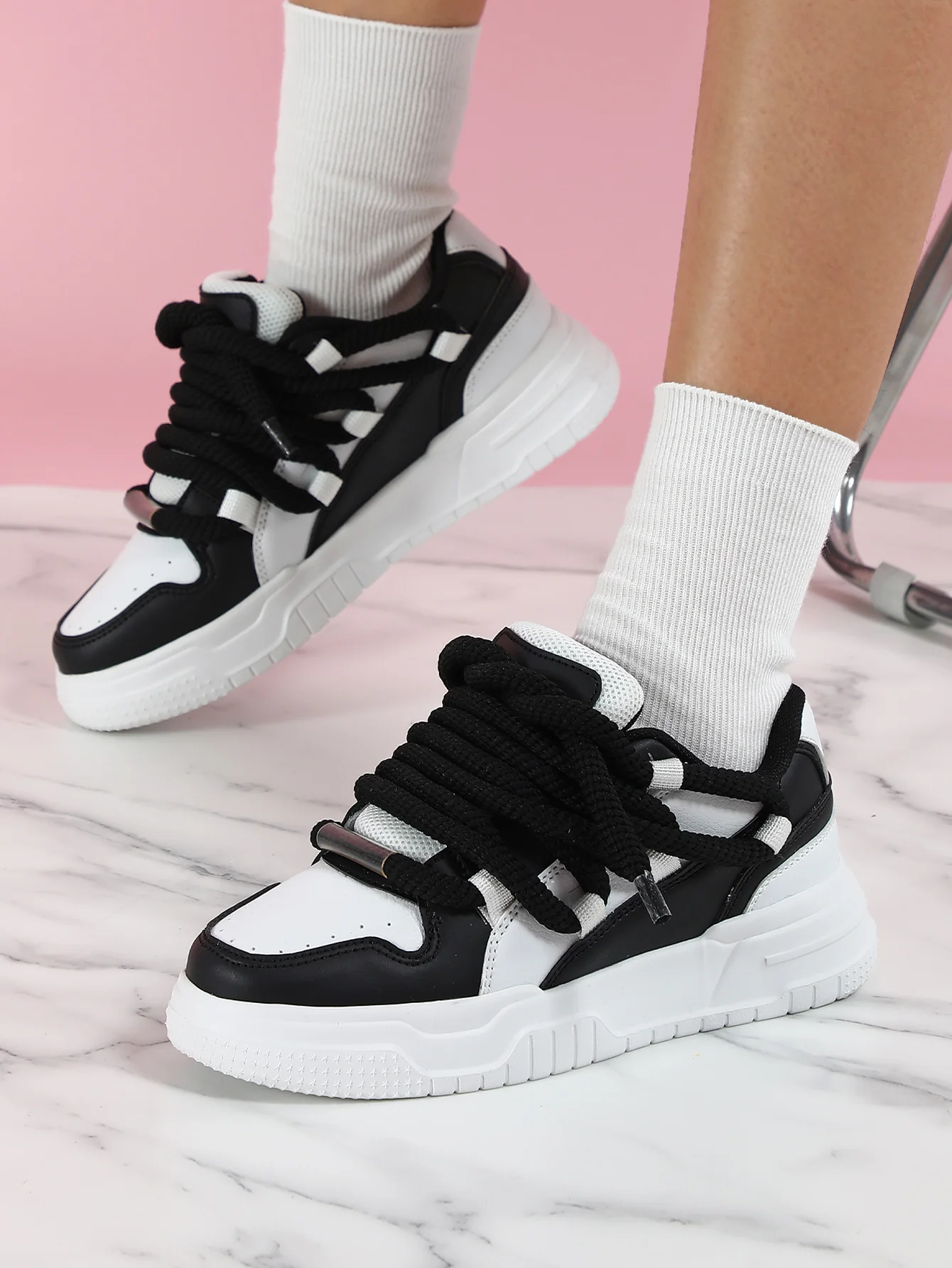 Women's Sneakers With Unique Color-blocked Shoelaces