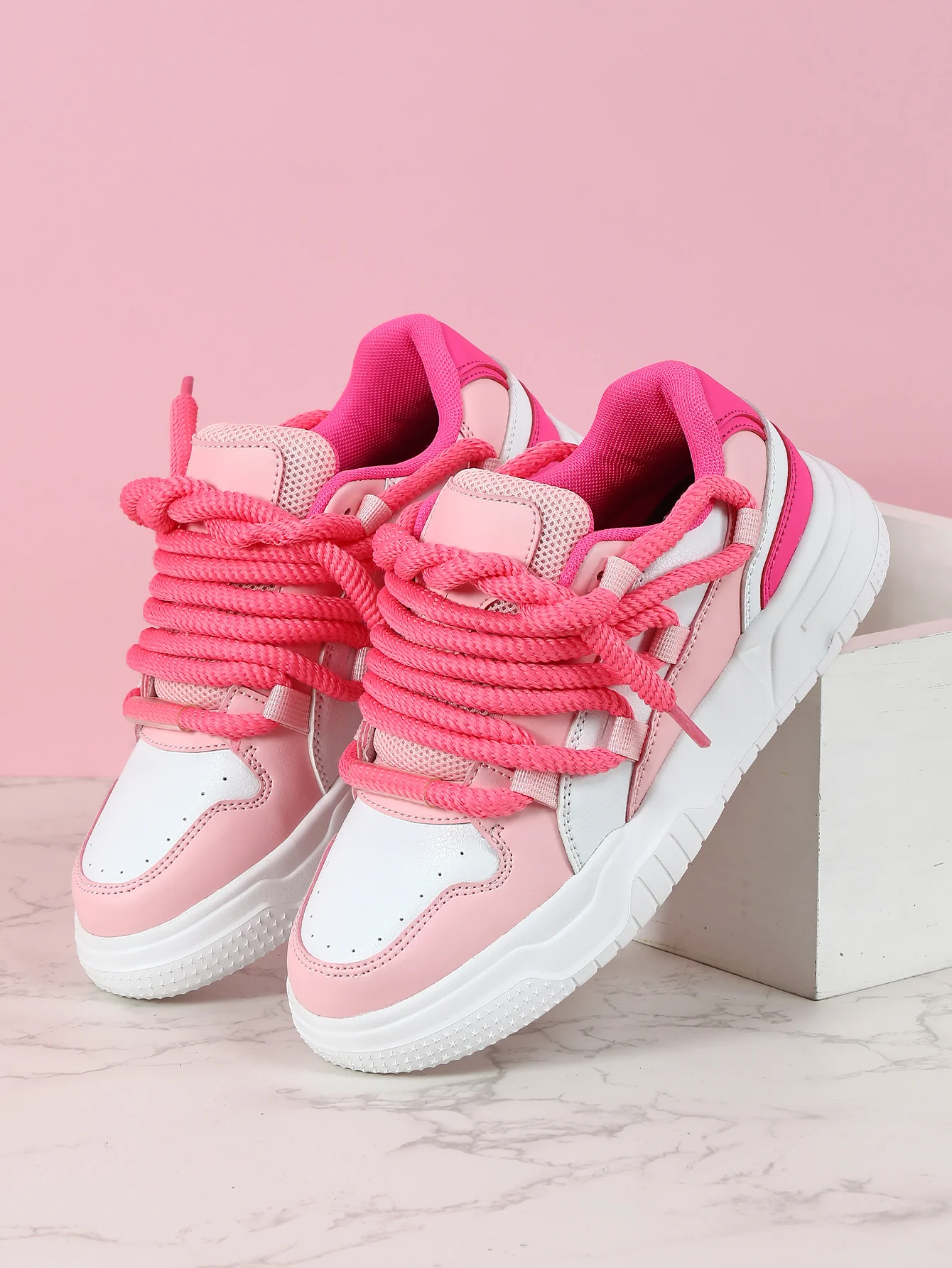 Women's Sneakers With Unique Color-blocked Shoelaces - Image 11