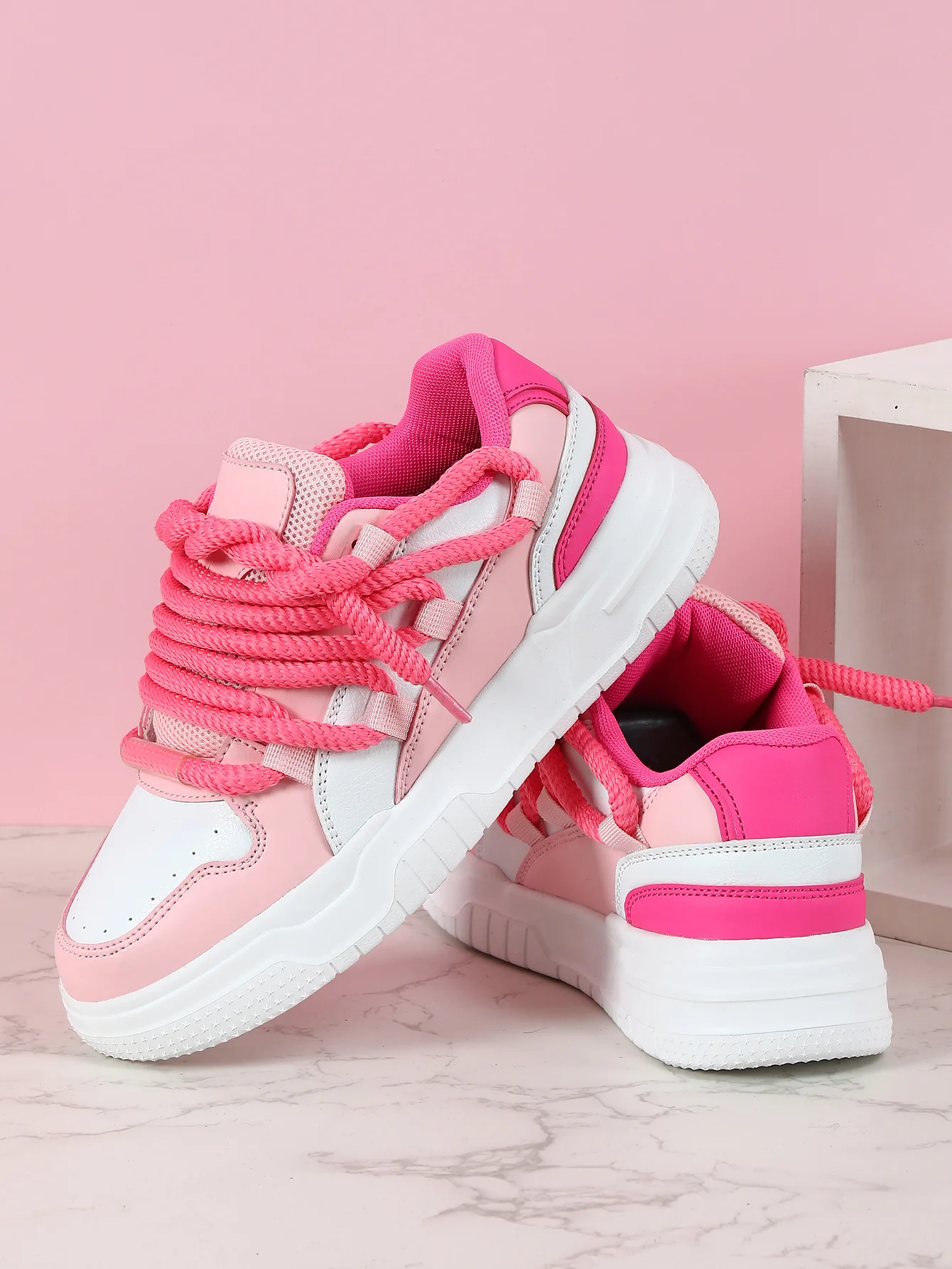 Women's Sneakers With Unique Color-blocked Shoelaces - Image 12