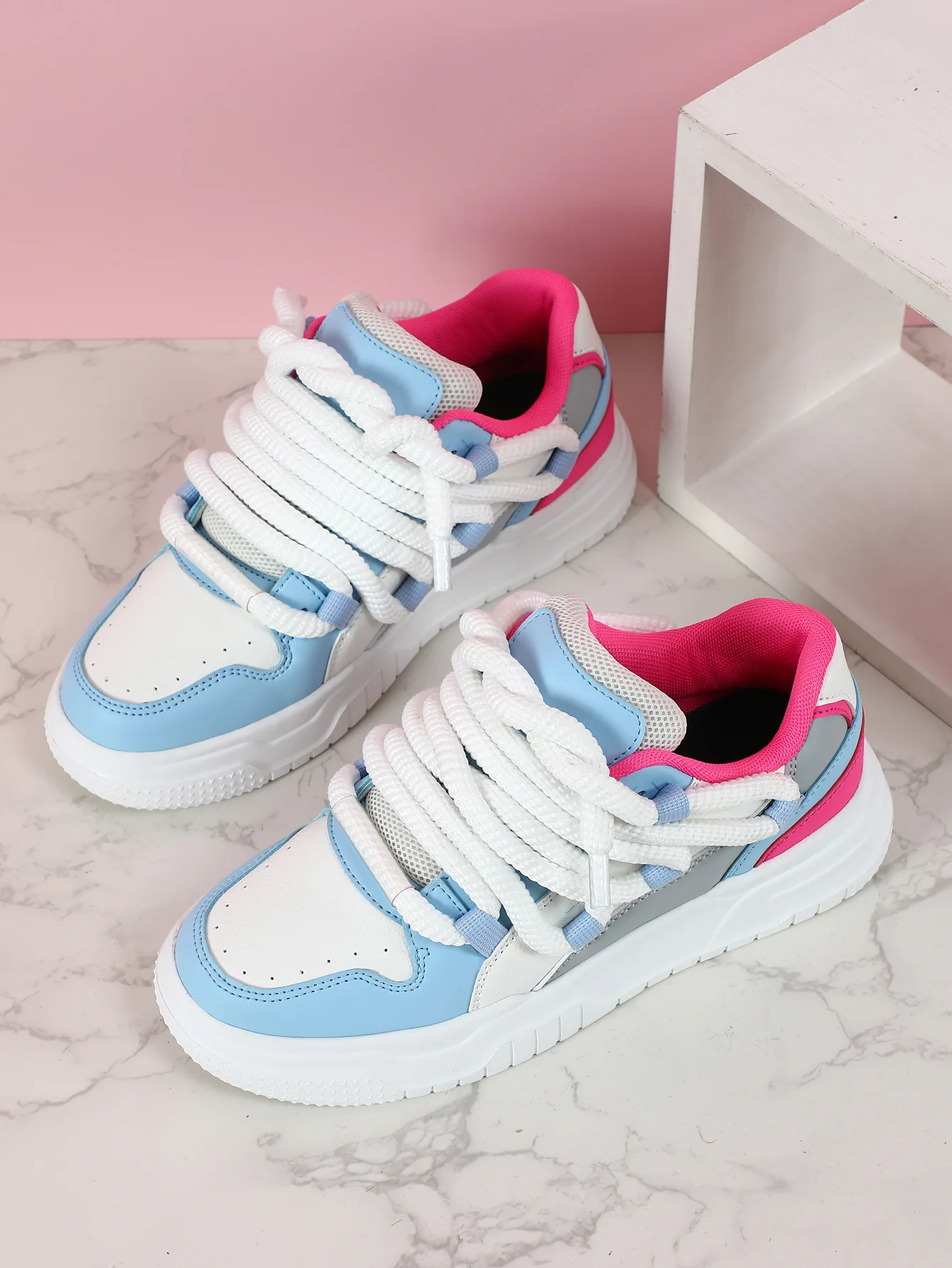 Women's Sneakers With Unique Color-blocked Shoelaces - Image 19