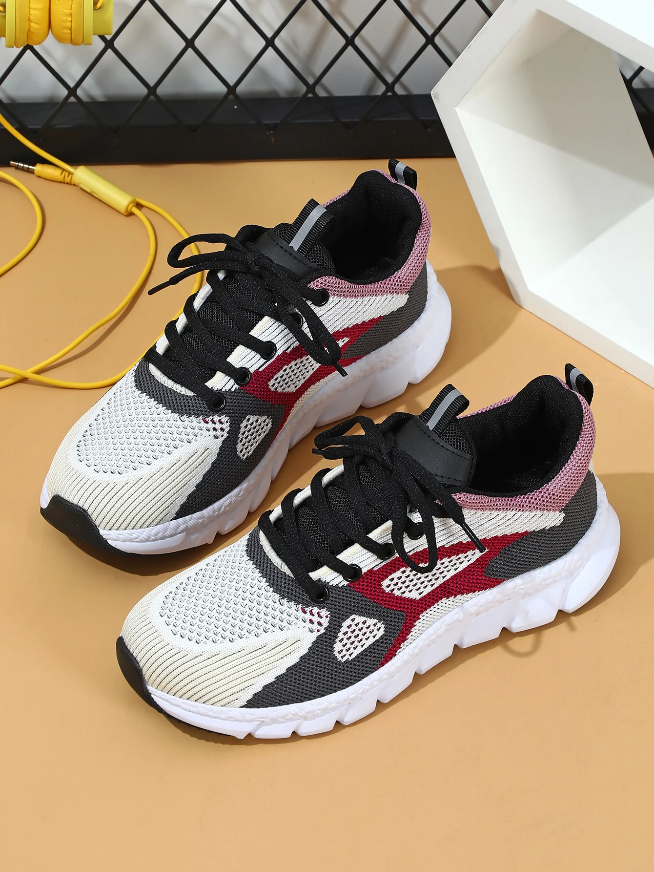 Color-blocked Women's Casual Sneakers - Image 11