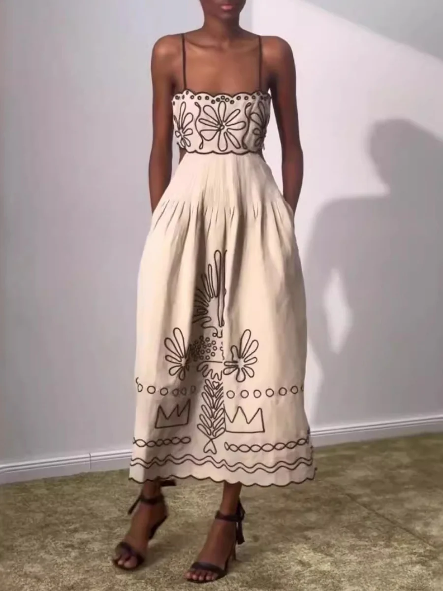 Black And White Color-blocked Maxi Dress With Flared Flared Neckline - Image 2