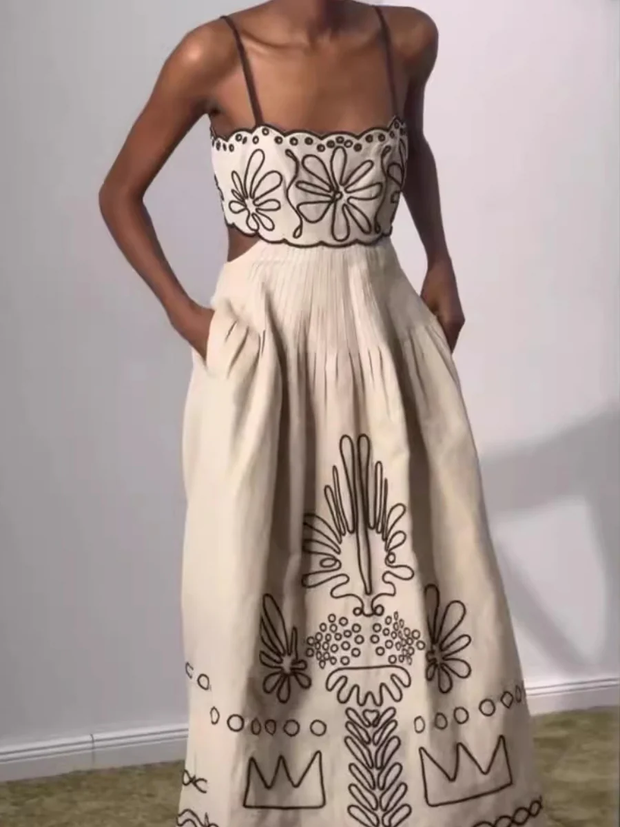 Black And White Color-blocked Maxi Dress With Flared Flared Neckline - Image 3