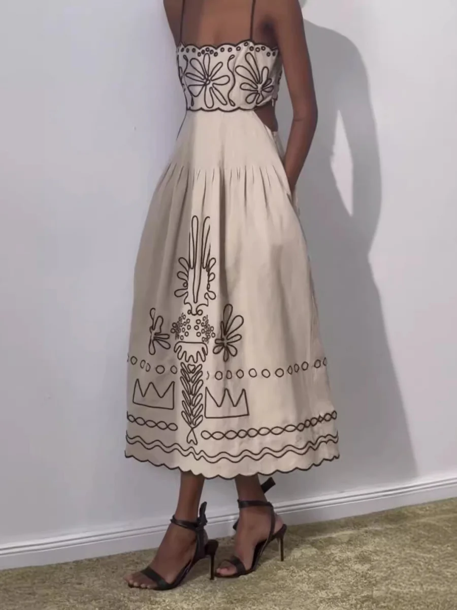Black And White Color-blocked Maxi Dress With Flared Flared Neckline - Image 4