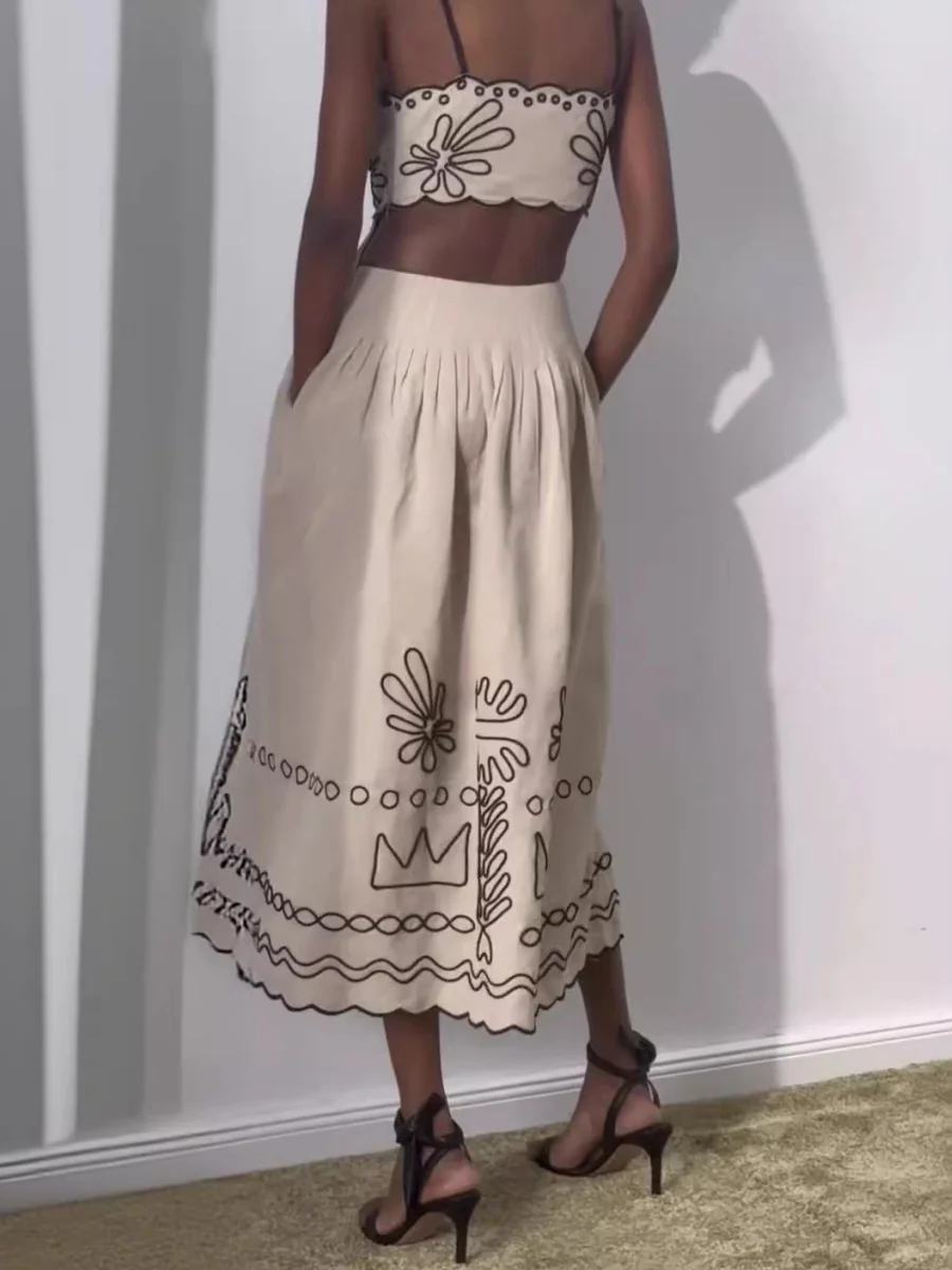 Black And White Color-blocked Maxi Dress With Flared Flared Neckline - Image 5