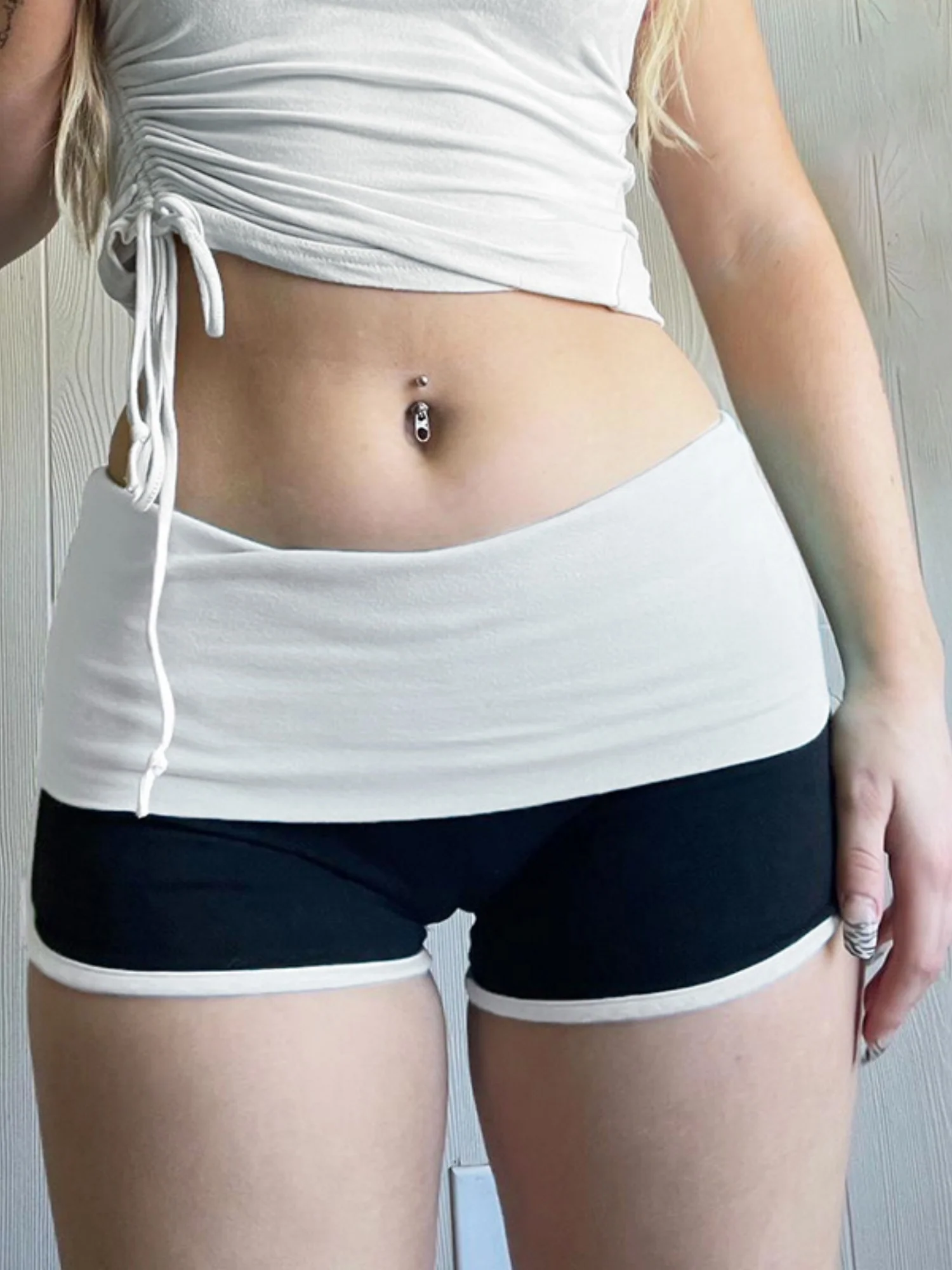 Color-blocked Low-rise Hip-hugging Slim-fit Shorts - Image 4