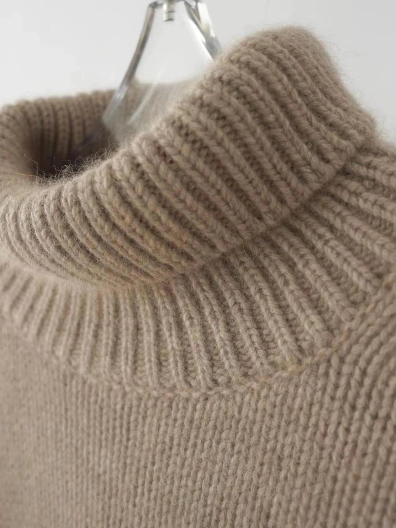 Liber Turtleneck Solid Color Solid Color Knitted Sweater - Image 2