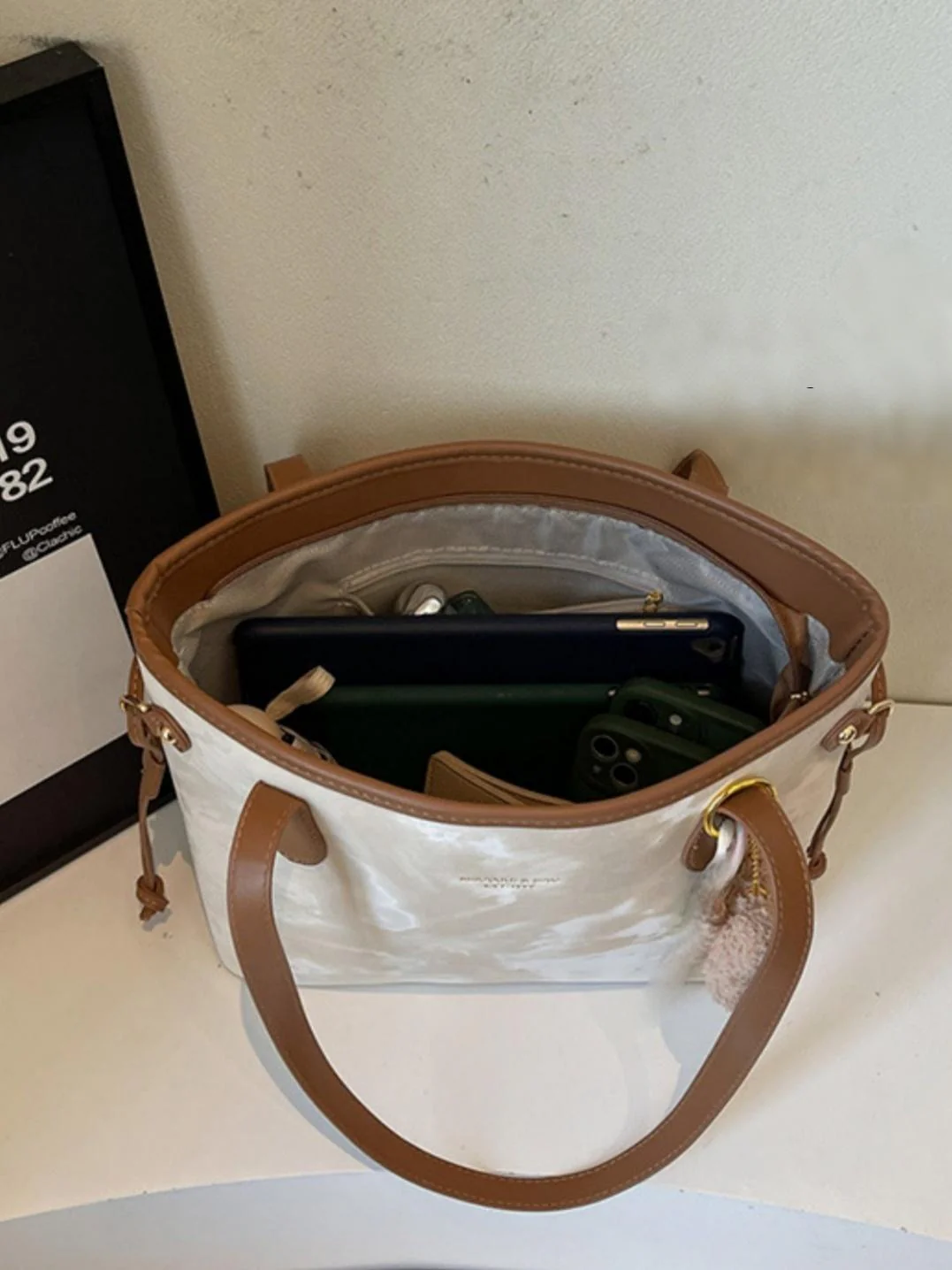 Large Capacity Stylish And Fresh Tote Bag - Image 9