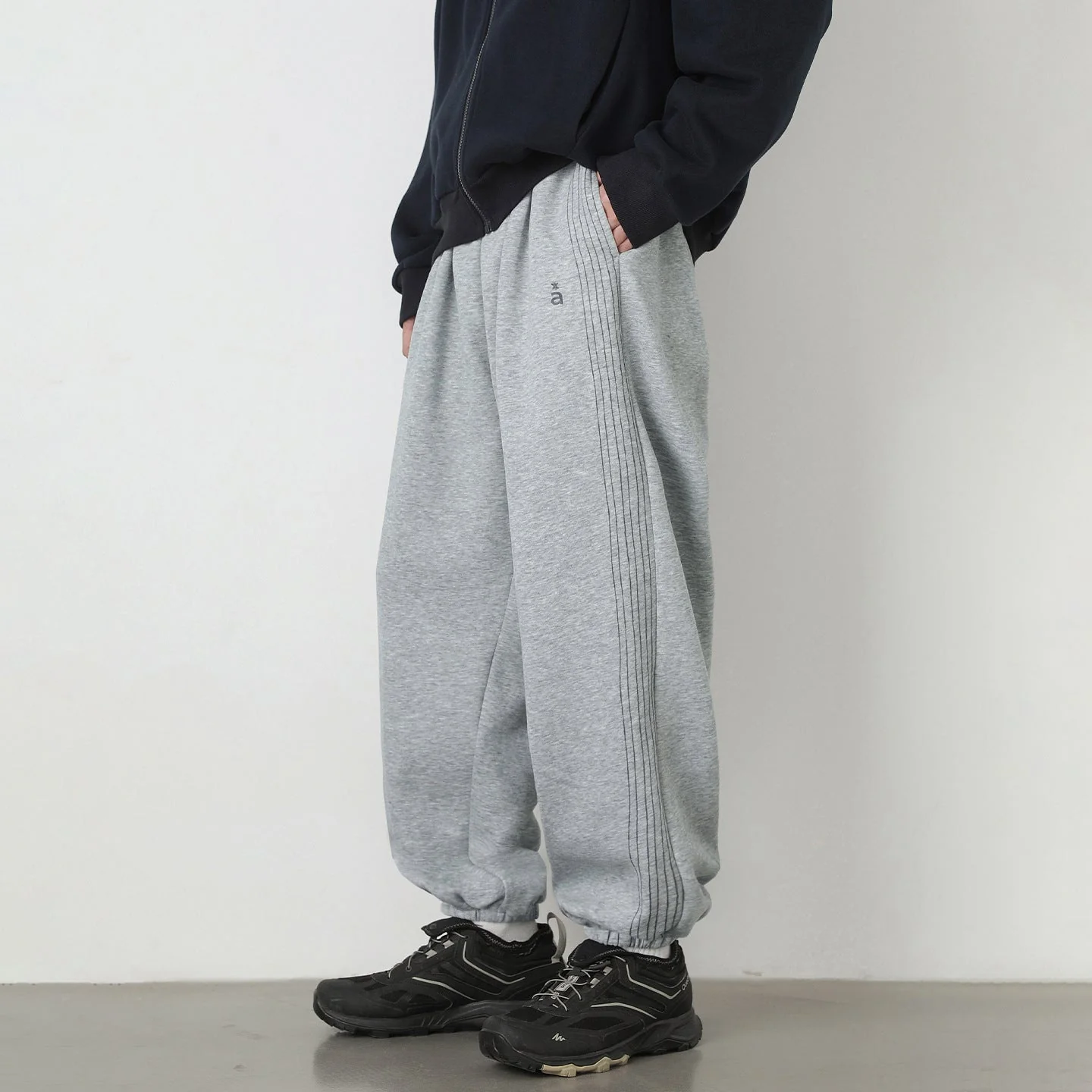 Color-blocked Loose-fit Foot Binding Sweatpants