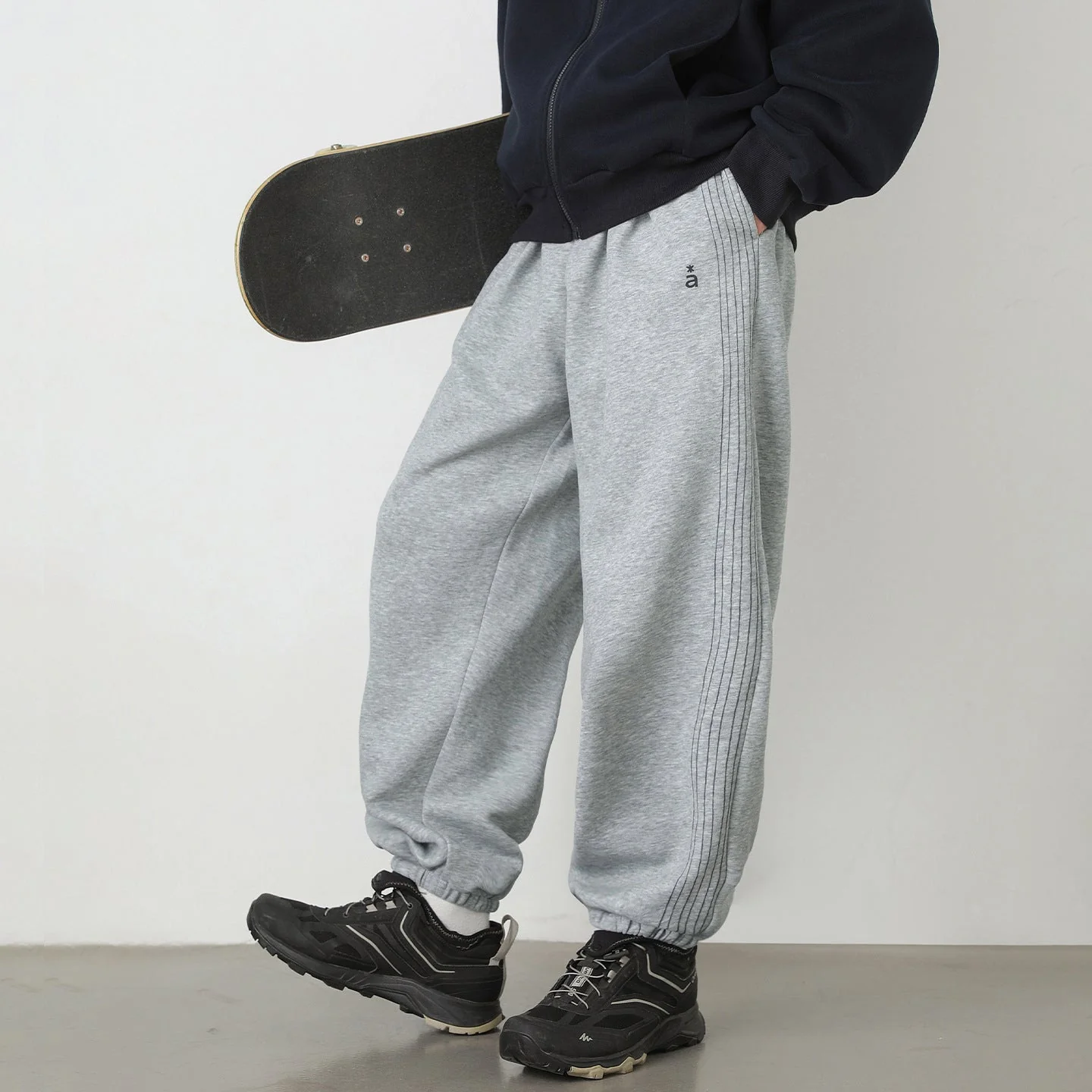 Color-blocked Loose-fit Foot Binding Sweatpants - Image 2