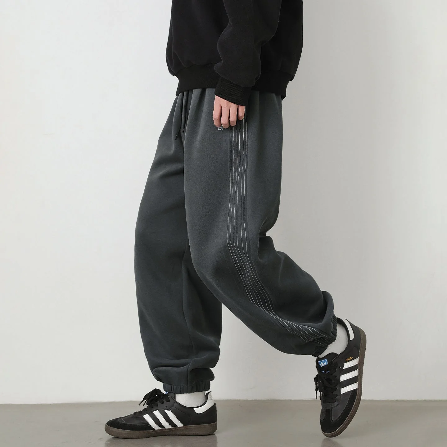 Color-blocked Loose-fit Foot Binding Sweatpants - Image 4