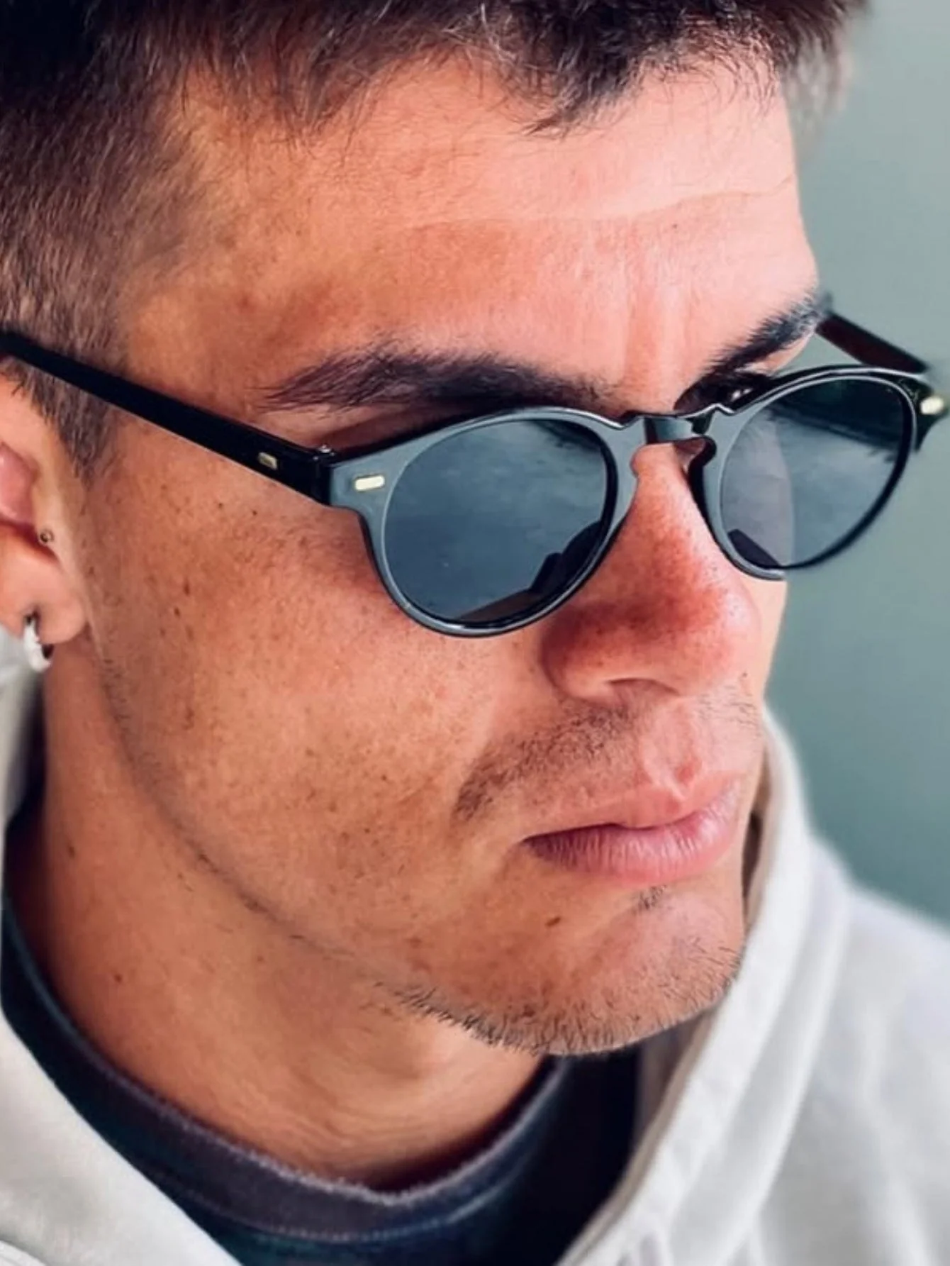 Round Frame Retro Minimalist Style Sunglasses - Image 4