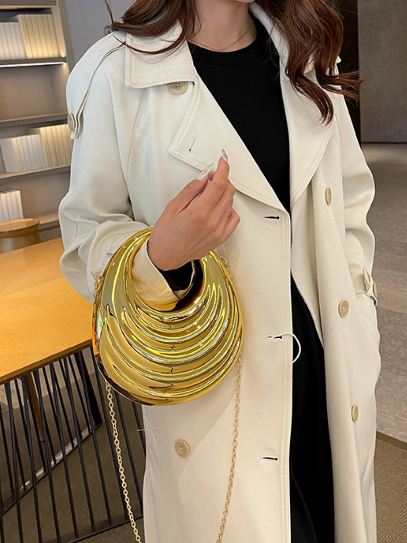Acrylic Glossy Irregular-shaped Clutch/crossbody Bag For Evening Events - Image 4