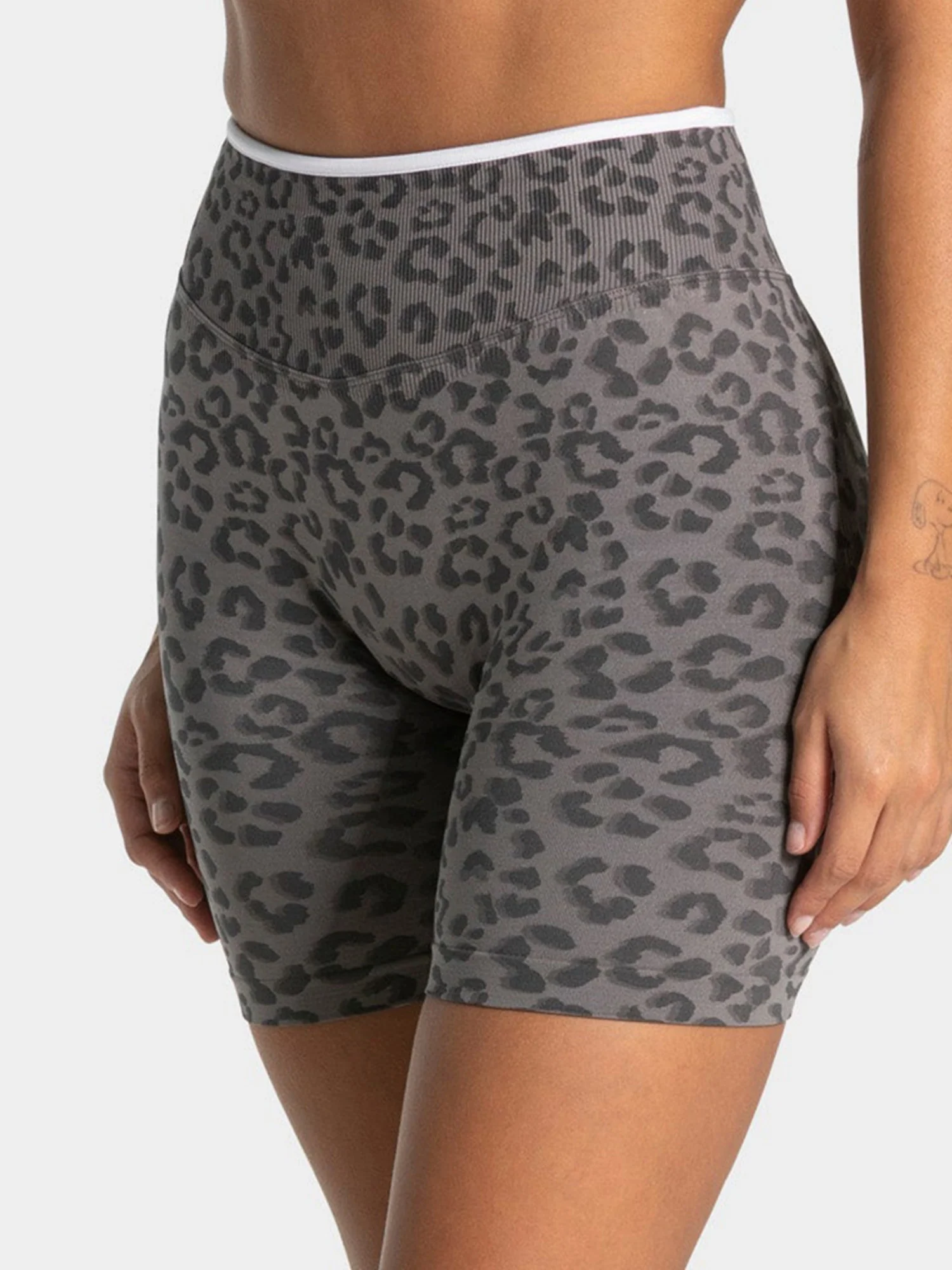 Leopard Print Seamless Buttock Lift Yoga Fitness Shorts - Image 9