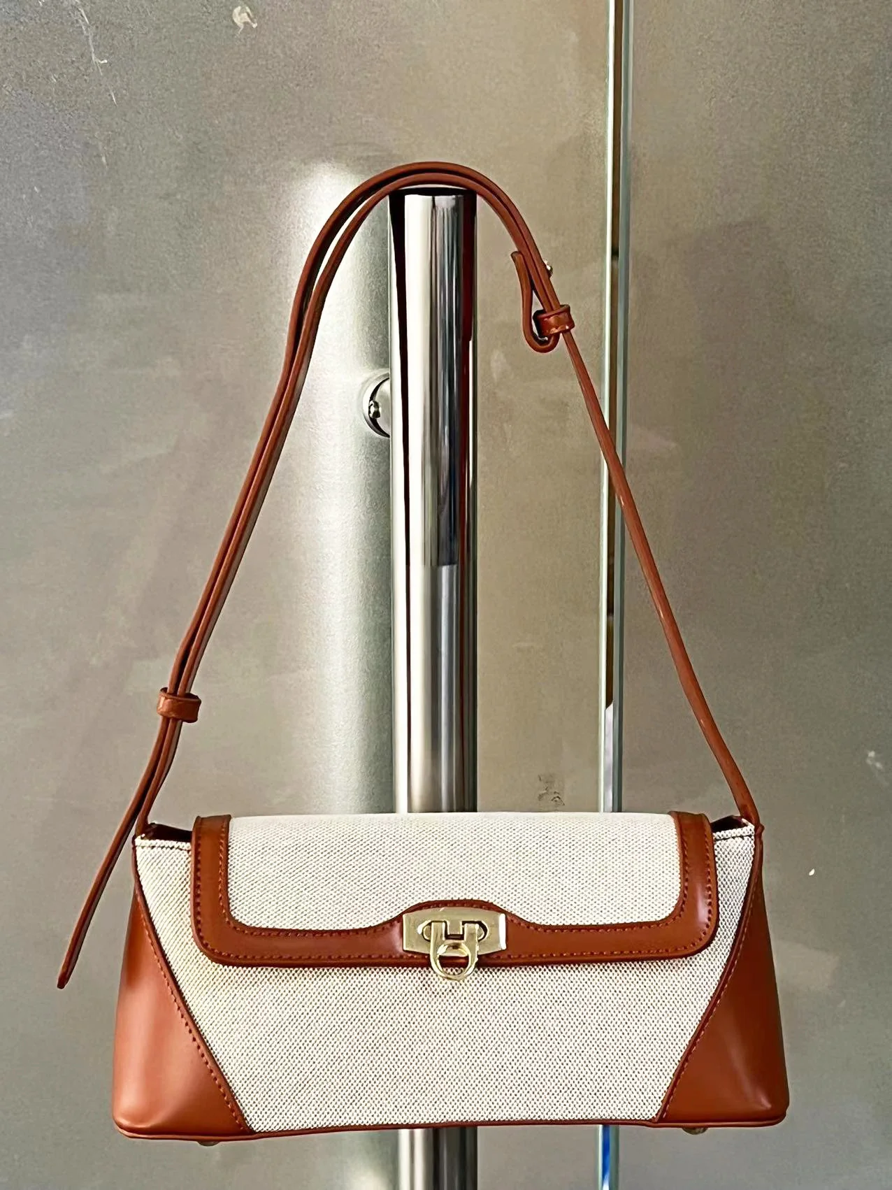 Color-blocked Casual Commuter Versatile Retro Shoulder Bag - Image 11