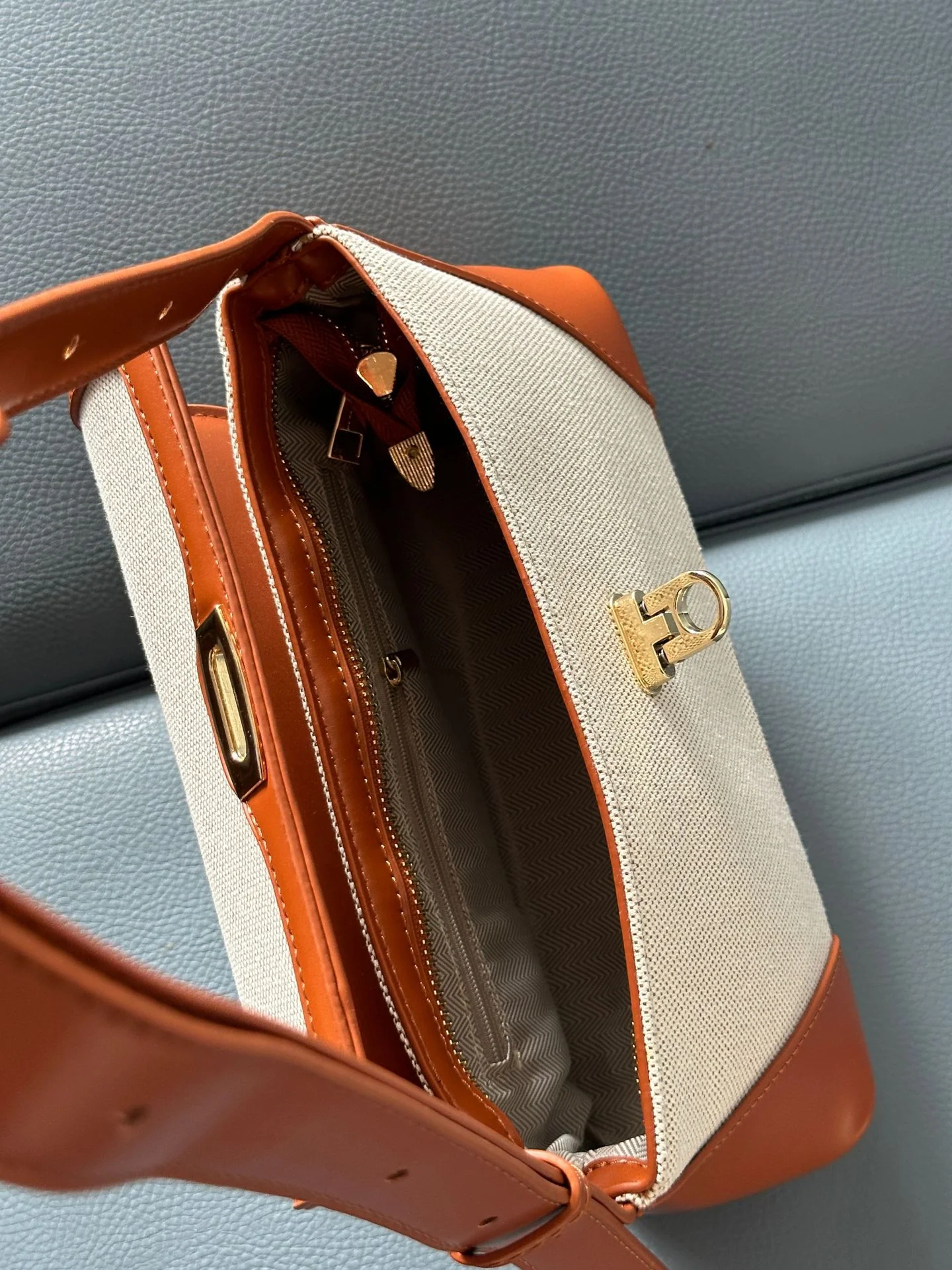 Color-blocked Casual Commuter Versatile Retro Shoulder Bag - Image 14