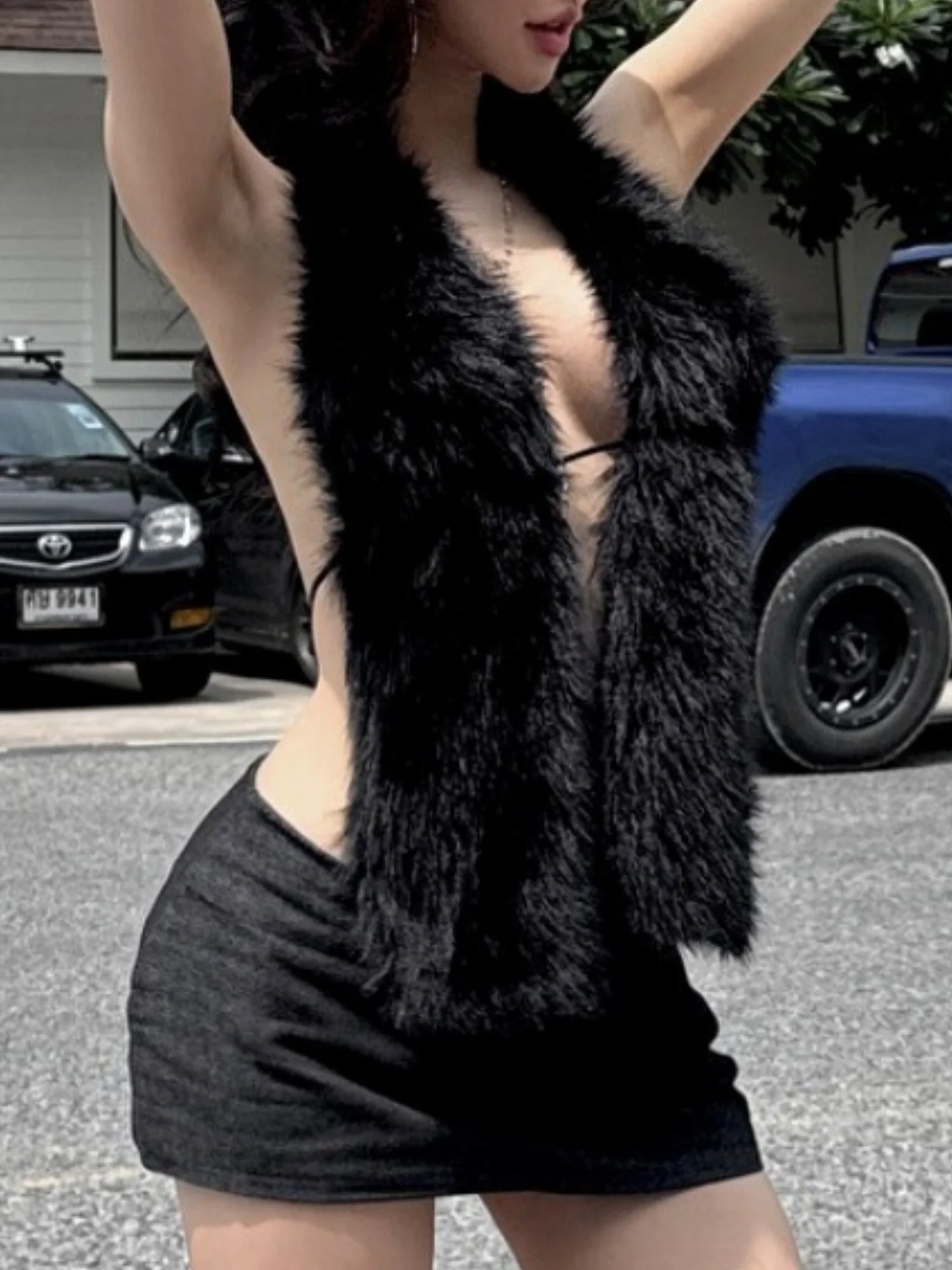 Plush Patchwork Neckband Backless Tank Tops - Image 4